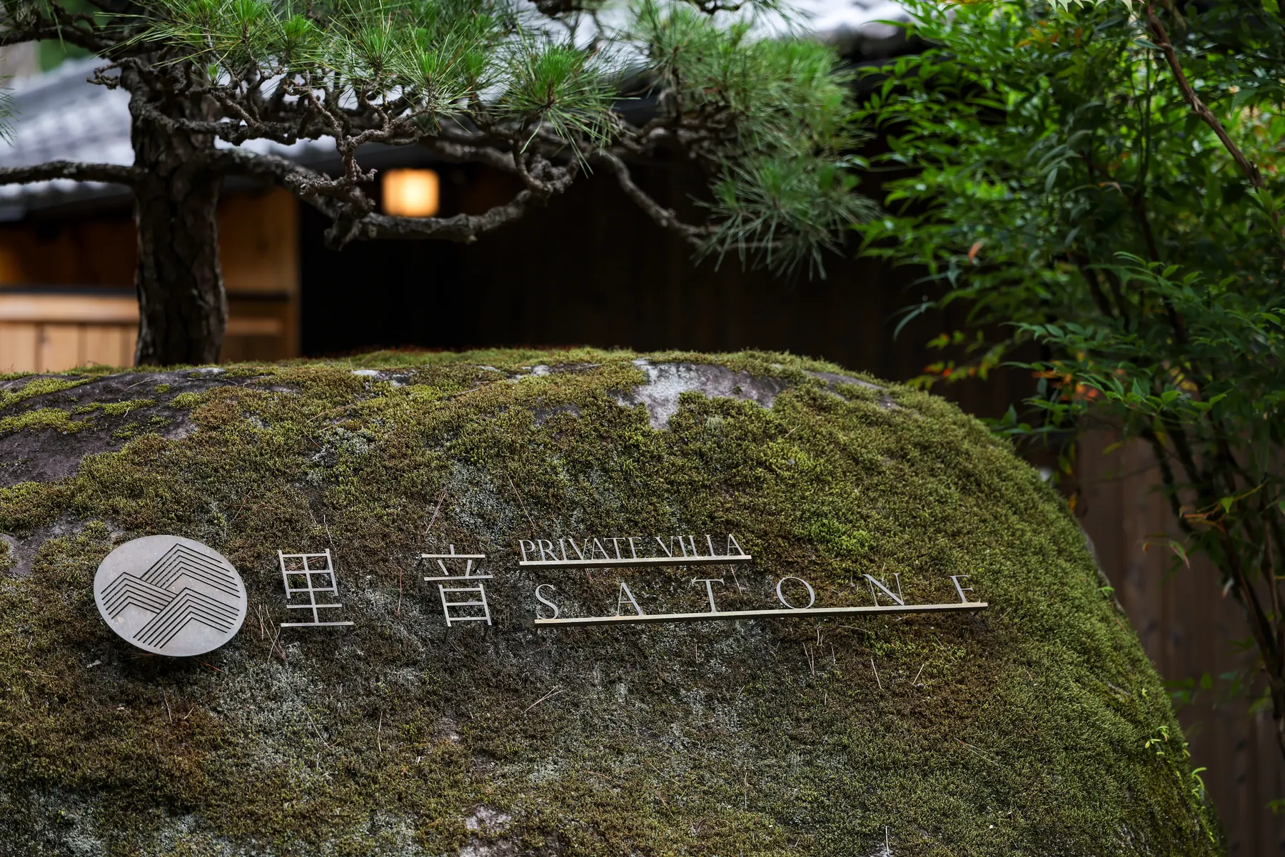 里音の石看板